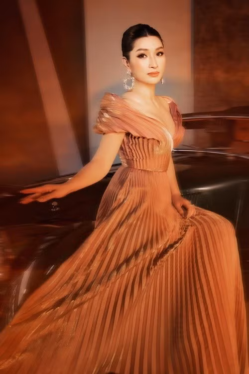 Năm 2024, Quang Lê cho biết, Hồng Nhung là ca sĩ đắt show nhất hải ngoại. Ảnh: FB Hồng Nhung.