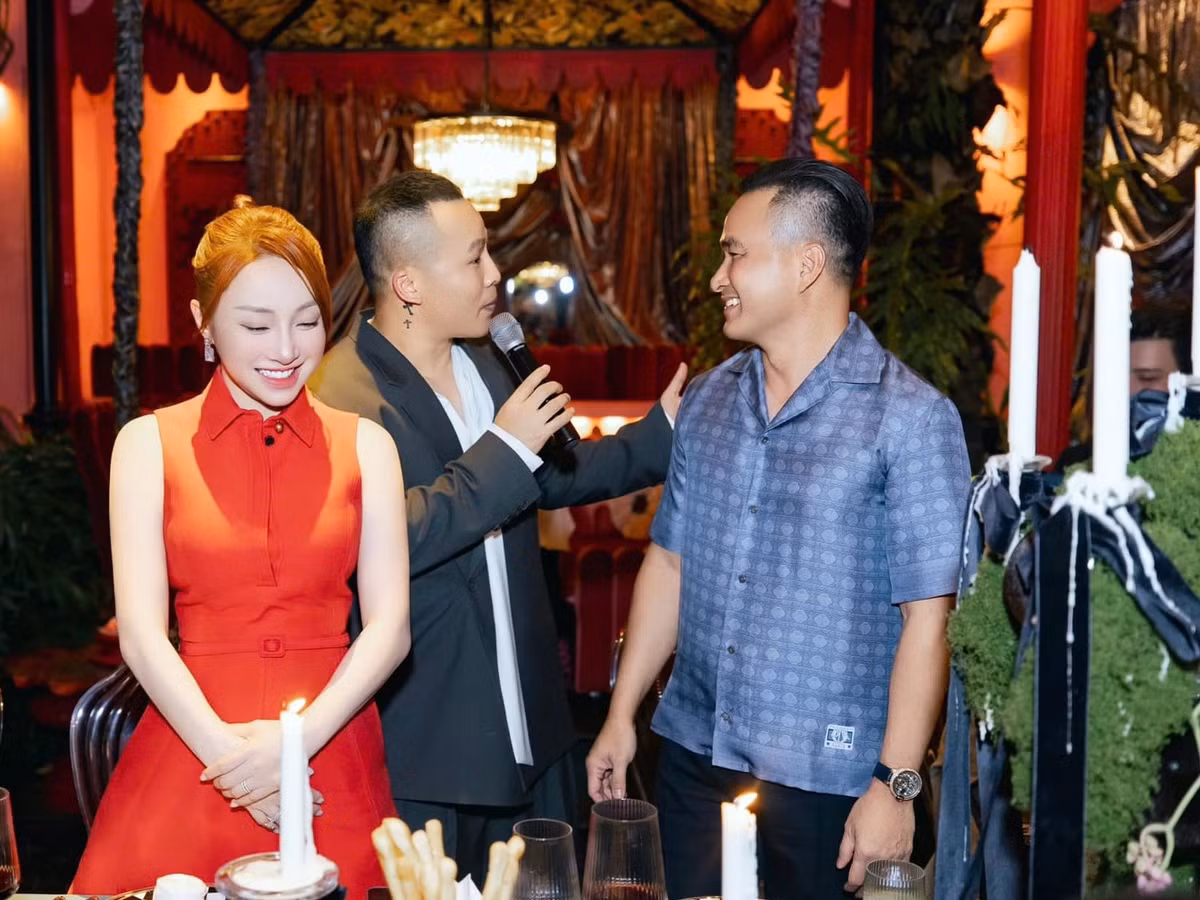 Ông bầu có mối quan hệ thân thiết với vợ chồng Chi Bảo - Lý Thuỳ Chang. Ảnh: FB Khắc Tiệp.