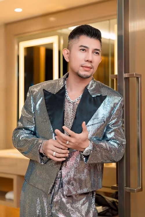 Nam nhạc sĩ còn hát các ca khúc tự sáng tác như Anh tin mình đã cho nhau một kỷ niệm, Chính em, Bay cùng tình yêu. Ảnh: FB Lương Bằng Quang.