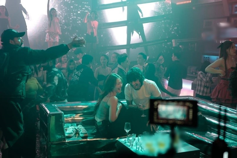 Nữ diễn viên và bạn diễn người Ấn Độ tỏ ra thoải mái trong lần đầu hợp tác trên màn ảnh. Ảnh: Instagram Khả Ngân.