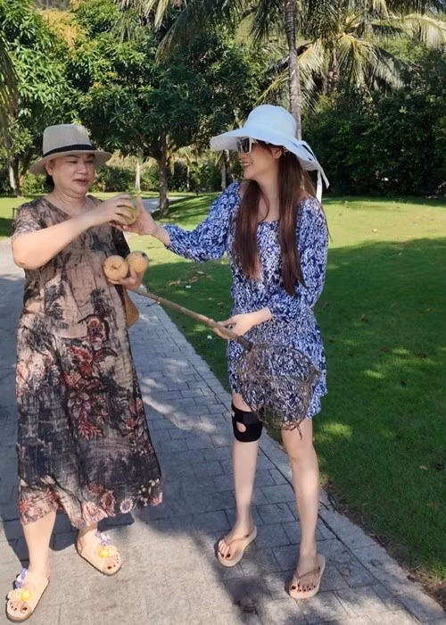 Trương Ngọc Ánh cùng mẹ xem phim, tin tức thời sự, nhau bàn tán mọi thứ. "Chúng tôi có những buổi chiều cùng nhau uống trà, ăn bánh mứt, trái cây", Trương Ngọc Ánh cho biết. Ảnh: FB Trương Ngọc Ánh.