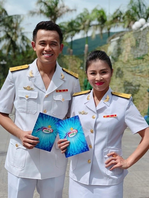 “15 năm là một chặng đường dài, có thể nói là thanh xuân của tôi không thể không nhắc đến màu áo lính. Điều Linh và cả Đức Bảo tiếc nuối nhất đó là chúng tôi không hề hay biết đó là số cuối cùng chúng tôi dẫn dắt chương trình. Chúng tôi tiếc nuối vì không có một lời tạm biệt khán giả một cách chính thức”, Hoàng Linh chia sẻ. Ảnh: Dân Việt.