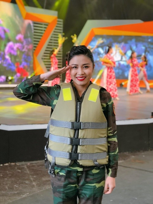 Theo Dân Việt, BTV Hoàng Linh làm MC Chúng tôi là chiến sĩ khi 21 tuổi và theo học trường Đại học Sân khấu - Điện ảnh. Năm 2022, Chúng tôi là chiến sĩ có phiên bản mới tên Quân khu số 1, không có sự góp mặt của Hoàng Linh. Ảnh: Dân Việt.