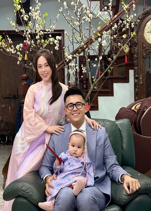 MC Đức Bảo kết hôn với Phương Thảo. Năm 2024, vợ chồng anh đón con gái gia nhập tổ ấm. Ảnh: FB Đức Bảo.