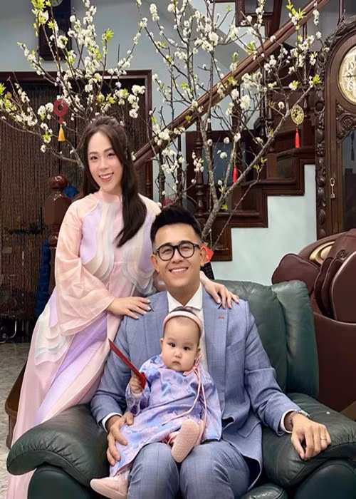 MC Đức Bảo kết hôn với Phương Thảo. Năm 2024, vợ chồng anh đón con gái gia nhập tổ ấm. Ảnh: FB Đức Bảo.