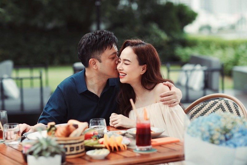 Theo cô, hôn nhân không cần sự đồng cảm tuyệt đối; điều quan trọng là sau mọi bận rộn, vợ chồng vẫn muốn ngồi lại bên nhau.