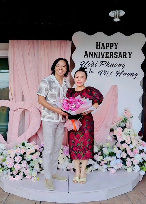 Trong mắt nam nhạc sĩ, Việt Hương là một người phụ nữ tài năng, chăm chỉ, luôn tâm huyết và hết mình vì nghệ thuật, khán giả, gia đình và những người xung quanh. Ảnh: FB Hoài Phương.