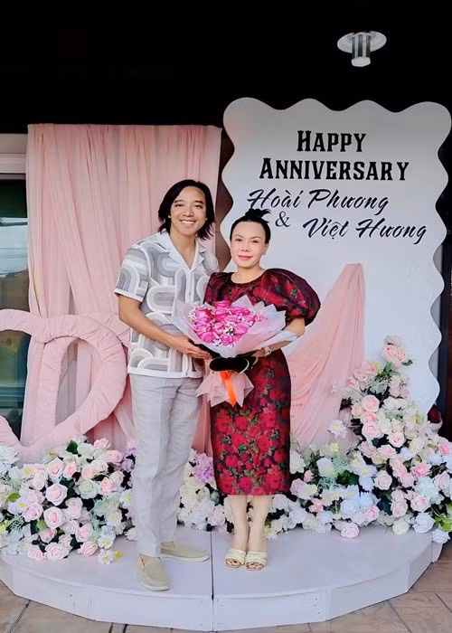 Trong mắt nam nhạc sĩ, Việt Hương là một người phụ nữ tài năng, chăm chỉ, luôn tâm huyết và hết mình vì nghệ thuật, khán giả, gia đình và những người xung quanh. Ảnh: FB Hoài Phương.