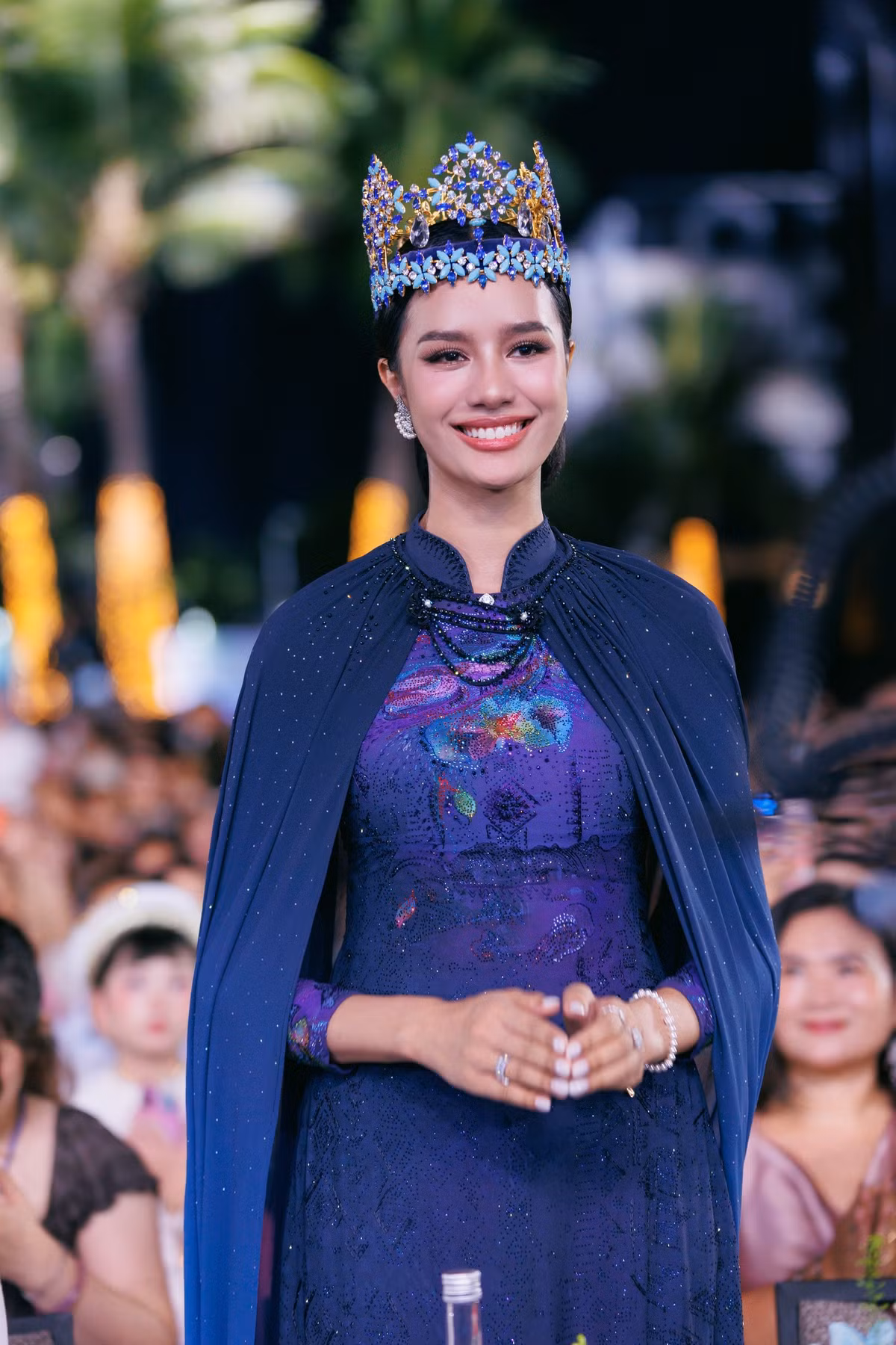 Trong đêm khai mạc, đương kim Miss World Opal Suchata Chuangsri gửi lời chào đến khán giả, đồng thời chia sẻ cảm xúc khi trở lại Việt Nam và đồng hành cùng các thí sinh trong chặng mở đầu tại Quảng Ninh.
