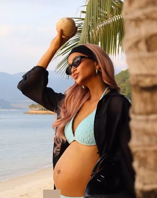 Nàng hậu khoe bụng bầu vượt mặt gợi cảm. Ảnh: FB H’hen Niê.