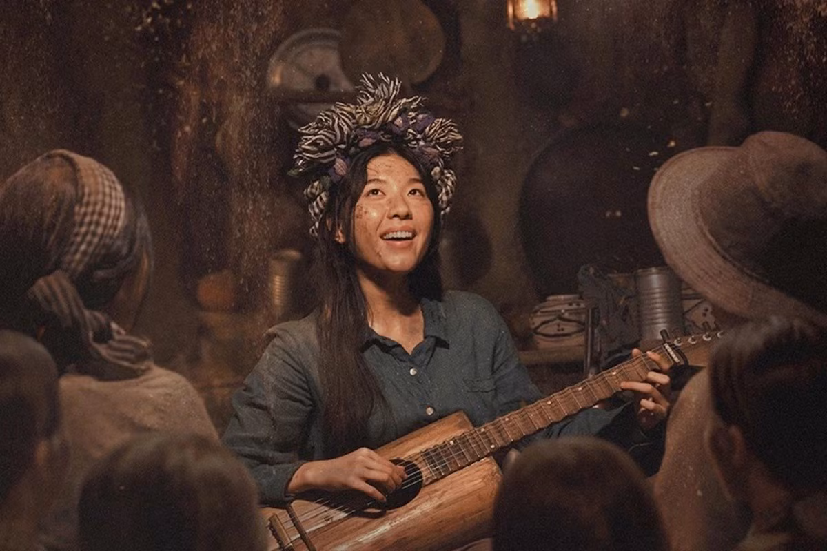 Vai diễn Út Khờ – cô du kích yêu ca hát trong phim Địa đạo: Mặt trời trong bóng tối, ra rạp năm 2025, được xem là cột mốc quan trọng, giúp cái tên Lamoon đến gần hơn với công chúng yêu điện ảnh. Ảnh: VOV.