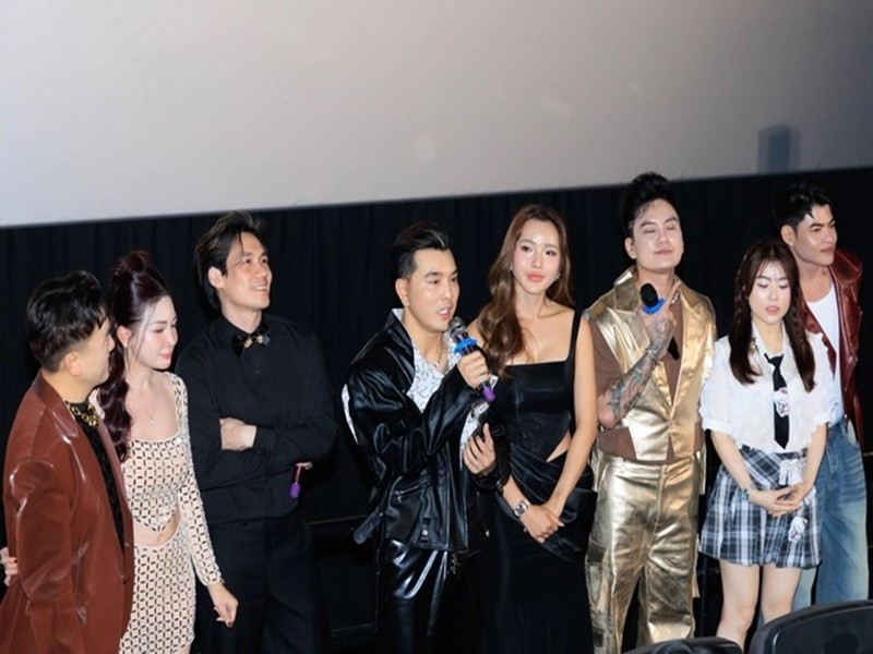 Theo Người Lao Động, nhóm Ngũ hổ tướng có hậu phương vững chắc gồm Kim Cương (vợ Ưng Hoàng Phúc), Triệu Ái Vy (vợ Dương Ngọc Thái) và Thu Hương (vợ Lâm Chấn Huy).