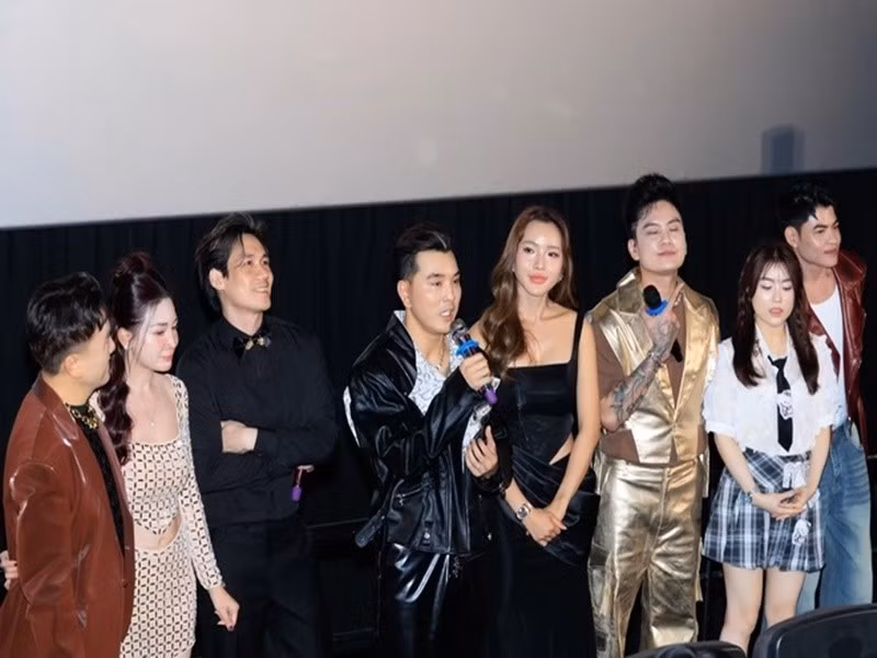 Theo Người Lao Động, nhóm Ngũ hổ tướng có hậu phương vững chắc gồm Kim Cương (vợ Ưng Hoàng Phúc), Triệu Ái Vy (vợ Dương Ngọc Thái) và Thu Hương (vợ Lâm Chấn Huy).