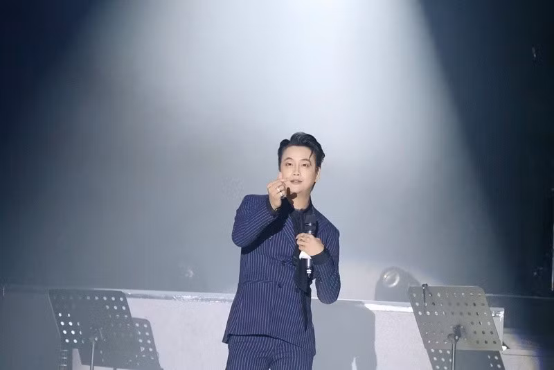 TiTi chia sẻ thêm: "Giữa nhịp trẻ, TiTi đứng đó và bất ngờ được hô vang như một phần ký ức sống dậy. Tôi yêu thương tất cả các bạn".