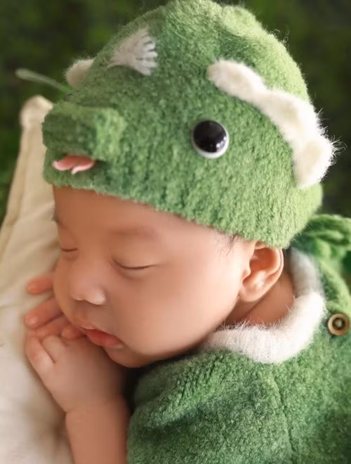 Con trai Tiết Cương chụp ảnh nghệ thuật khi tròn 1 tháng tuổi. Ngọc Thưởng tiết lộ, quá trình chụp ảnh con trai diễn ra thuận lợi bởi cậu nhóc ngủ rất say. Ảnh: FB Nghé.