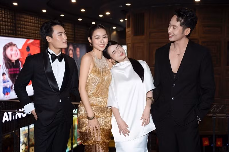 Diệp Bảo Ngọc thân thiết với Ngọc Xuân - diễn viên đóng hồn ma trong Làm giàu với ma 2. Ảnh: FB Diệp Bảo Ngọc.