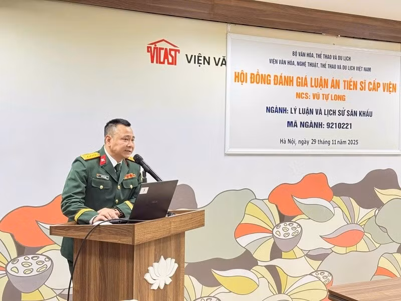 Theo Tiền Phong, NSND Tự Long vừa bảo vệ thành công luận án tiến sĩ chuyên ngành Lý luận và Lịch sử sân khấu tại Viện Văn hóa, Nghệ thuật, Thể thao và Du lịch Việt Nam. Ảnh: Dân Việt.