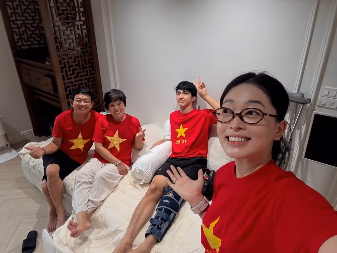 Vợ chồng Á hậu Phương Nga - Bình An xem chương trình truyền hình trực tiếp diễu binh, diễu hành tại nhà. Gần đây, Bình An phẫu thuật dây chằng sau chấn thương. Ảnh: Instagram Phương Nga.