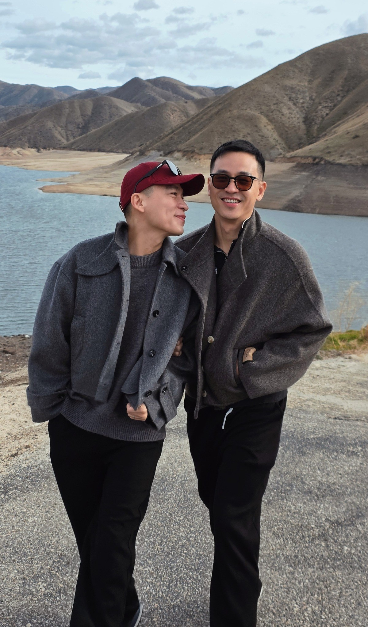 Chia sẻ nhân dịp kỷ niệm 10 năm bên nhau, Adrian Anh Tuấn cho biết anh đã yêu bạn đời ngay từ những ngày đầu. Theo thời gian, tình yêu không còn rực lửa như thuở ban đầu mà trở nên bền bỉ, lặng lẽ và sâu sắc hơn.﻿