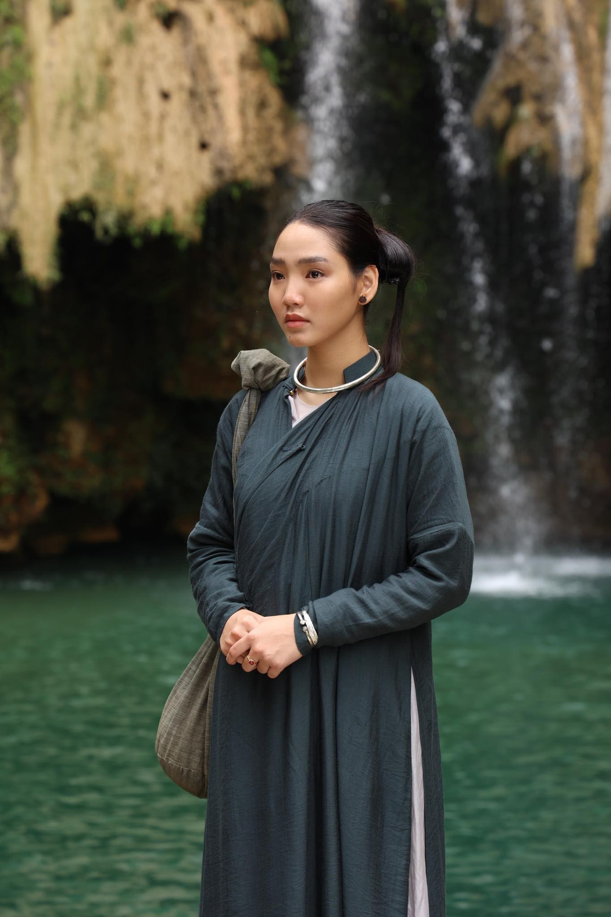 Trước khi vào vai con gái Trường Giang, Đoàn Minh Anh đóng phim Thám tử Kiên: Kỳ án không đầu của Victor Vũ. Vai diễn của cô là Nga -cháu gái của mợ Hai (do Đinh Ngọc Diệp đóng). Ảnh: FB Đoàn Minh Anh.