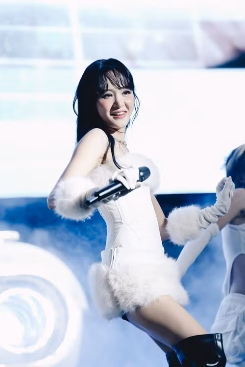 Tháng 8/2023, Hiền Hồ chia sẻ bài viết rao bán chiếc Mercedes G63. Giọng ca sinh năm 1997 tậu chiếc xe này năm 2021. Hiền Hồ cho biết, cô bán xe là để lấy tiền thực hiện các MV ca nhạc. Từ năm 2022, nữ ca sĩ cho ra mắt các sản phẩm âm nhạc như MV Khóc ở trong Club, EP Từ bỏ - nhắm mắt - lao đi. Ảnh: FB Hiền Hồ.