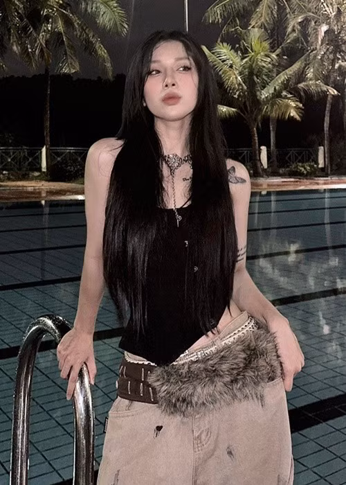 Theo An Ninh Thủ Đô, Lyhan tên thật Trần Thảo Linh, sinh năm 1999. Các ca khúc gây chú ý của cô gồm Tình yêu ngủ quên, Nhân danh tình yêu. Ảnh: FB Lyhan.