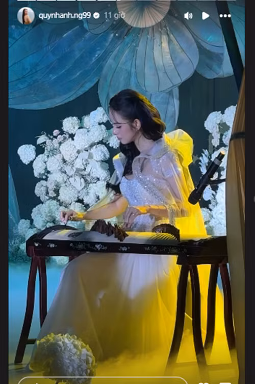 Hương Liên chơi đàn tranh trong đám cưới. Ảnh: FB Quỳnh Anh.
