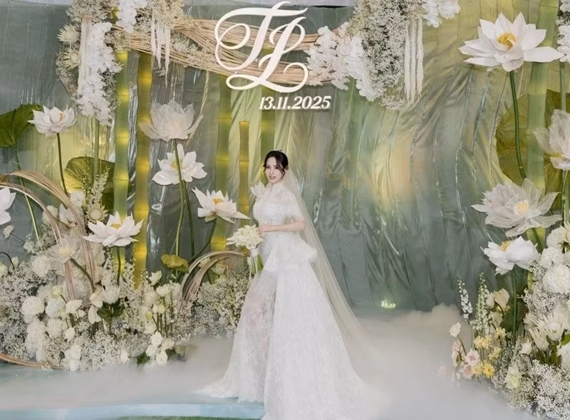 Theo Znews, cô dâu cùng ê-kíp đã tạo nên dòng suối nhân tạo bằng hơn 50 m vải organza để tỏ lòng biết ơn với hai bên gia đình. Ảnh: Znews.