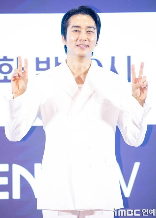 Ở tuổi 49, tài tử phim Trái tim mùa thu vẫn điển trai, phong độ. Ảnh: iMBC.