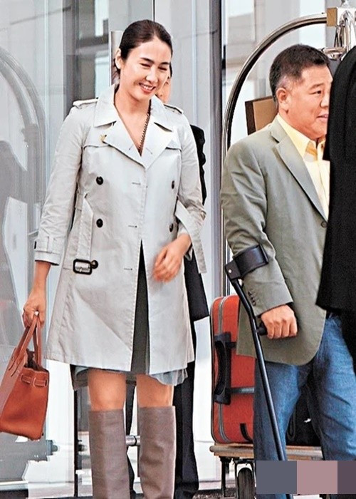 Chồng Lê Tư là doanh nhân Mã Đình Cường. Nàng “Triệu Mẫn” ban đầu không muốn hẹn hò. Tuy nhiên, khi em trai Lê Tư gặp tai nạn, doanh nhân Mã Đình Cường hết lòng giúp đỡ gia đình nữ diễn viên. Cảm động trước sự chân thành của Mã Đình Cường, Lê Tư bắt đầu có cảm tình với vị đại gia này. Ảnh: Dân Việt.