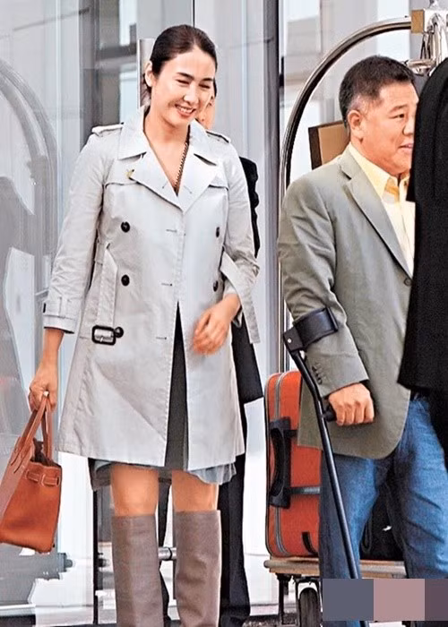 Chồng Lê Tư là doanh nhân Mã Đình Cường. Nàng “Triệu Mẫn” ban đầu không muốn hẹn hò. Tuy nhiên, khi em trai Lê Tư gặp tai nạn, doanh nhân Mã Đình Cường hết lòng giúp đỡ gia đình nữ diễn viên. Cảm động trước sự chân thành của Mã Đình Cường, Lê Tư bắt đầu có cảm tình với vị đại gia này. Ảnh: Dân Việt.