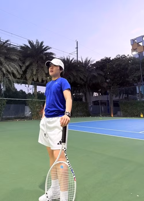 Đăng ảnh đi tập cầu lông, Tiên Tiên viết: "Giải nhất cuộc thi “những cú bóng vươn tầm vũ trụ” vì chỉ đánh lên trời và bay hẳn ra khỏi sân". Ảnh: FB Tiên Tiên.