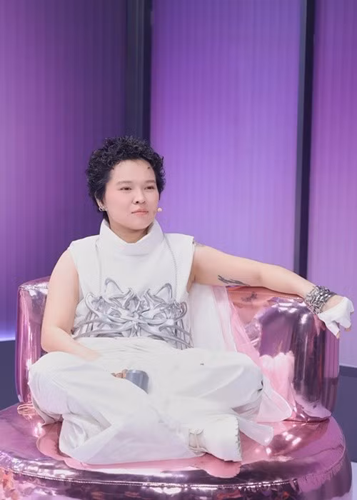 Gần đây, khi tham gia Em xinh say hi, Tiên Tiên tiết lộ, cô được hội người yêu cũ nhắn tin hỏi thăm. "Mình không biết các bạn thì sao, nhưng yêu nhau xong rồi mình không muốn để nhau trong góc tối giận hờn và cũng không giấu nhau vào nơi mà lâu lâu lôi ra để vấn vương, hoài niệm làm xáo trộn đời sống hiện tại. Nếu bạn cần tôi, tôi sẽ xuất hiện hỗ trợ bạn và ngược lại", Tiên Tiên cho biết. Ảnh: Em xinh say hi.