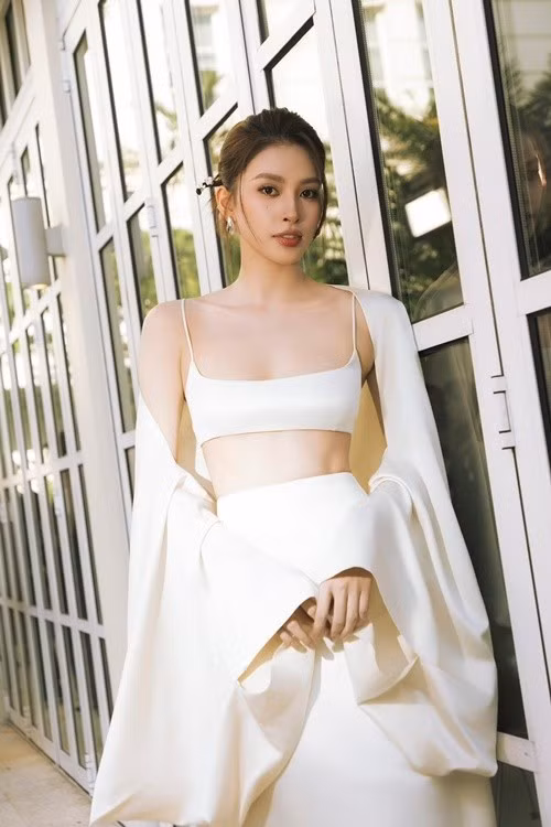 Tiểu Vy từng vướng nghi vấn tình cảm với Quốc Anh và diễn viên Thái Lan Nicky Nachat Juntapun. Nàng hậu chia sẻ trên Znews, cô và Nicky có đi chơi nhưng không yêu nhau, chỉ là bạn bè, hợp tác với nhau. Ảnh: FB Tiểu Vy.