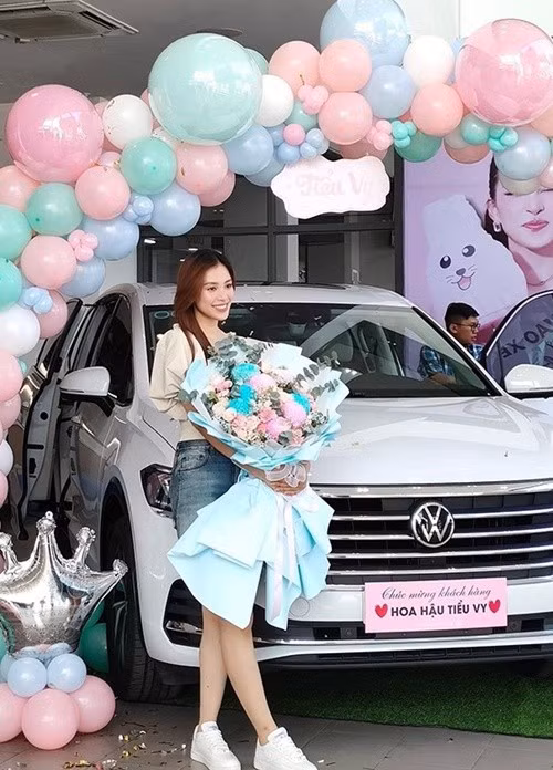 Tiểu Vy chăm chỉ chạy show kể từ khi đăng quang Hoa hậu Việt Nam 2018. Nhờ vậy, cô sở hữu khối tài sản "không phải dạng vừa". Hiện tại, Tiểu Vy có xe hơi tiền tỷ. Ảnh: Người Đưa Tin.