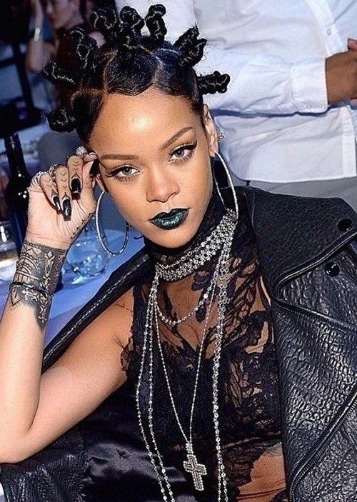 Ca sĩ Rihanna xuất thân nghèo khó. Theo VOV, khi còn nhỏ, Rihanna và cha kiếm sống bằng nghề bán quần áo ở một quầy hàng trên phố. Khi còn học trung học, Rihanna bộc lộ tài năng ca hát. Ảnh: VOV.