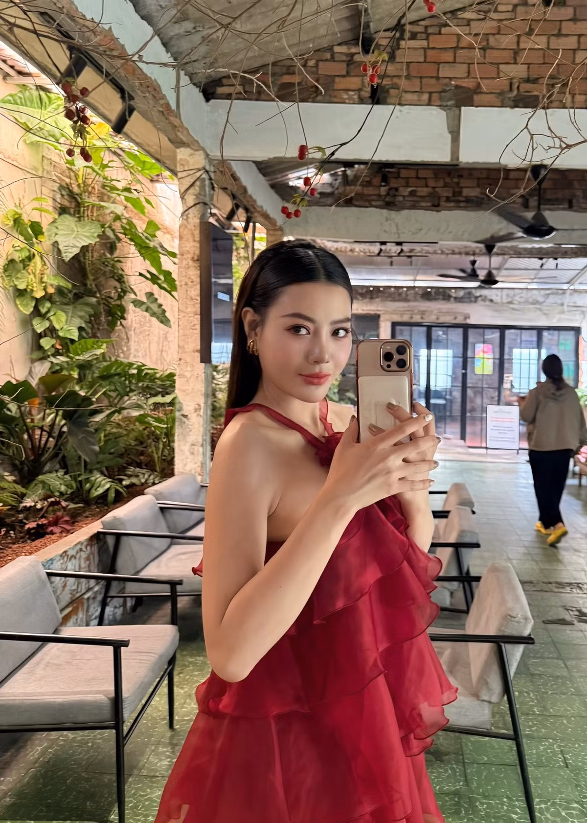 Thanh Hương thừa nhận ly hôn vào năm 2024. Tháng 1/2025, trong cuộc phỏng vấn với Dân Việt, nữ diễn viên chia sẻ về chuyện tình cảm: “Tôi vẫn vậy, tôi cũng là người bình thường, cũng phải tìm hiểu mối quan hệ xung quanh mình. Nhưng tất cả chỉ dừng ở mức tìm hiểu, chưa có gì để chia sẻ với khán giả. Tôi vẫn đang đi làm và cũng rất bận nhưng cũng có những buổi hẹn hò”. Ảnh: FB Thanh Hương.