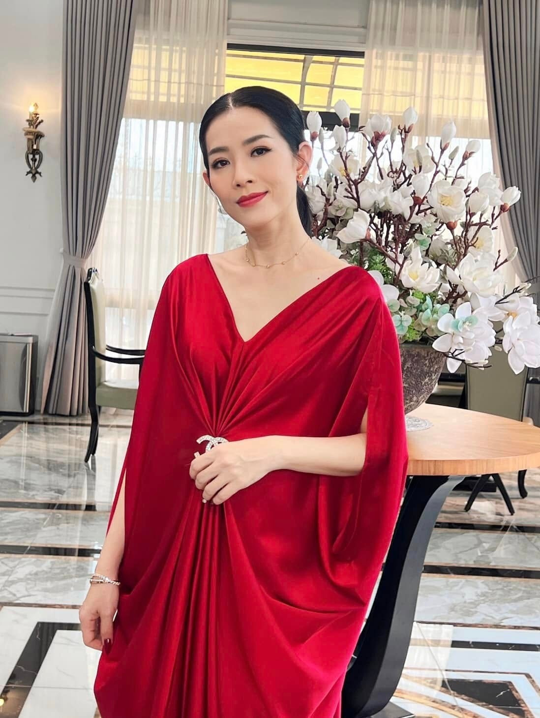 Yến Nhi xuất thân là người mẫu. Theo Thế Giới Điện Ảnh, cô thuộc nhóm thời trang Hoa học đường những năm 2000. Theo Pháp Luật TP HCM, năm 2000, Yến Nhi đoạt danh hiệu Hoa hậu ảnh của báo Thời Trang Trẻ. Ảnh: FB Yến Nhi.