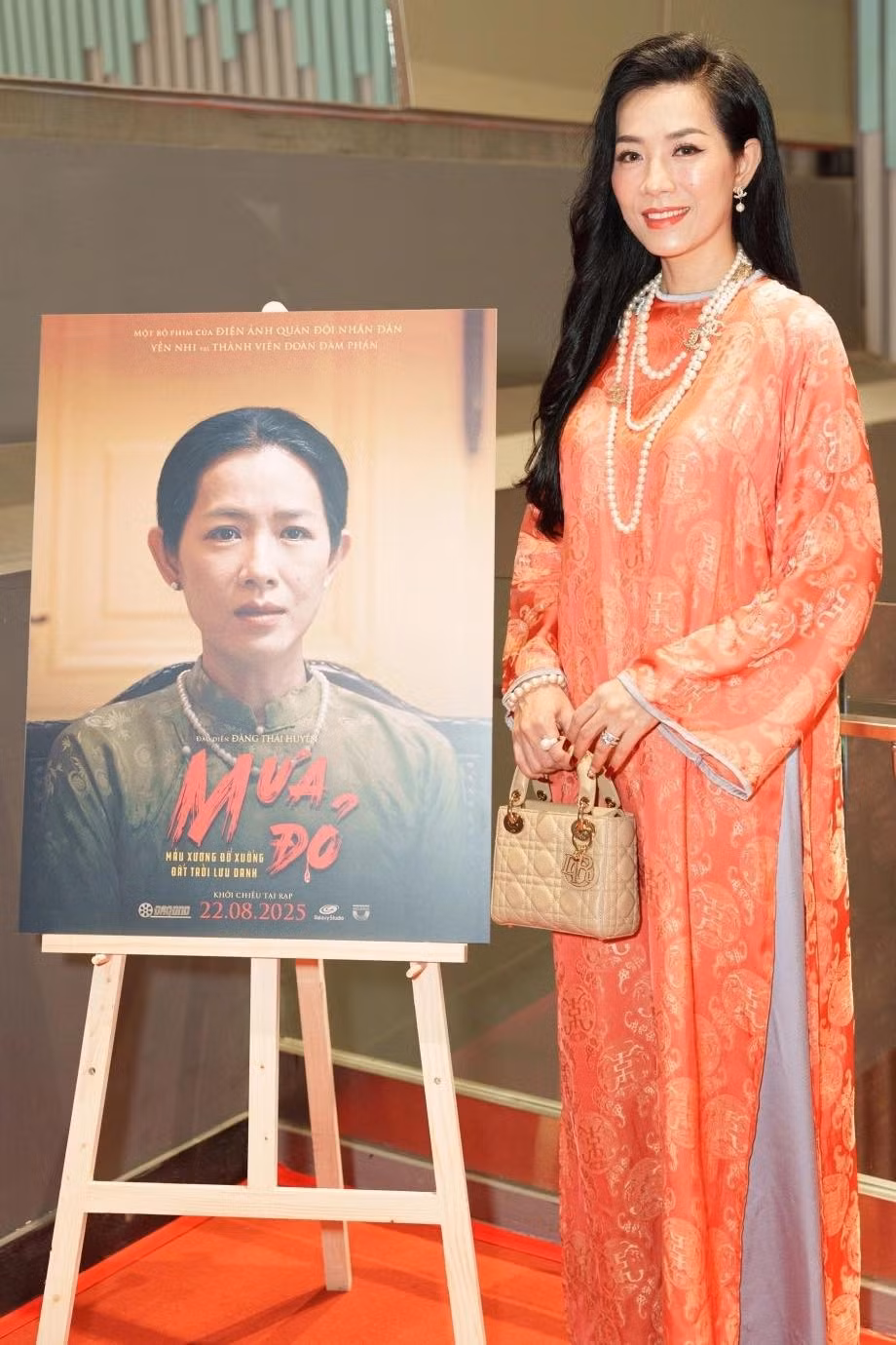 Chia sẻ trên Dân Việt, đạo diễn Thượng tá Đặng Thái Huyền cho biết, nhân vật nữ trên bàn đàm phán được xây dựng với cảm hứng từ hình tượng nguyên Phó Chủ tịch nước Nguyễn Thị Bình, nhưng không phải là nhân vật là bà Nguyễn Thị Bình. Ảnh: FB Yến Nhi.