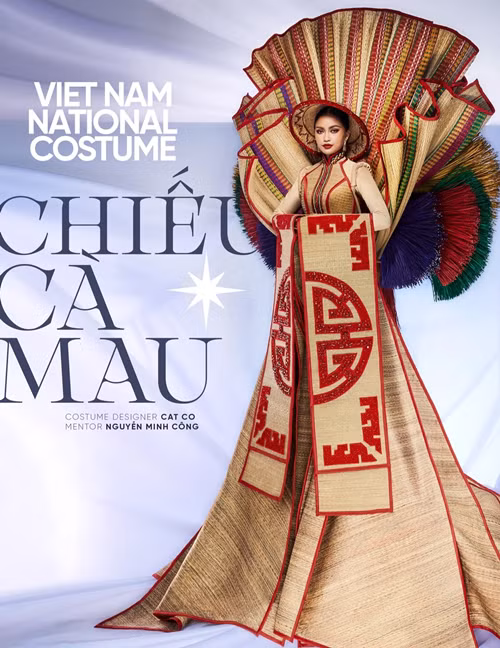 Chiếu Cà Mau là trang phục dân tộc của Ngọc Châu ở Miss Universe 2022. Theo Znews, ê-kíp cùng nhà thiết kế thống nhất đổi họa tiết chữ “lộc” ở vạt áo thành họa tiết hoa sen trước khi Ngọc Châu thi quốc tế. Ảnh: Vietnamnet.