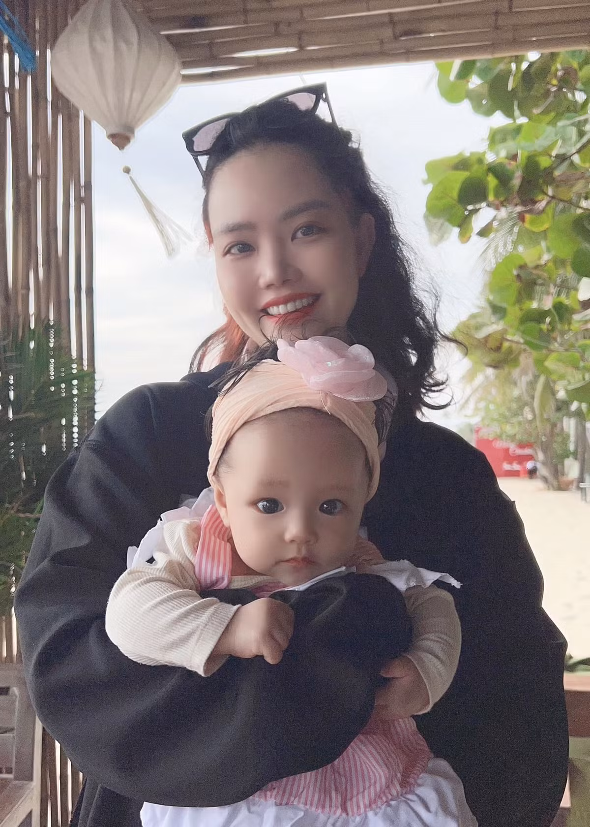 “Mẹ Bảo Anh nhẹ nhàng dỗ dành, con có vẻ tạm yên tâm. Nhưng vừa giơ máy lên bấm chụp, nước mắt Melody lại lăn dài như thể đang tham gia một cảnh phim đầy cảm xúc. Ba Bằng Cường đứng kế bên quơ quơ đồ chơi, làm đủ trò để chọc cười. Kết quả là Melody nhìn ba mẹ với ánh mắt nghi ngờ sâu sắc, rồi khóc tiếp. Sau 1001 cách xoa dịu, cuối cùng cũng chụp được vài tấm”, vợ Bằng Cường cho hay. Ảnh: FB Bảo Anh.