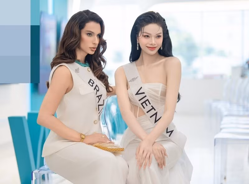 Đại diện Việt Nam khoe vẻ đẹp vừa gợi cảm vừa dịu dàng.