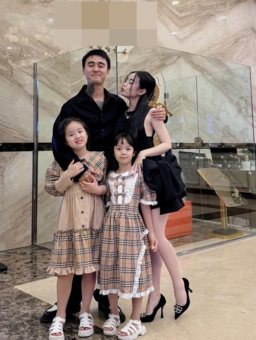 Từ khi hẹn hò, Đạt G luôn yêu thương hai con gái của Bảo Ngọc như con ruột. Ảnh: FB Bảo Ngọc.