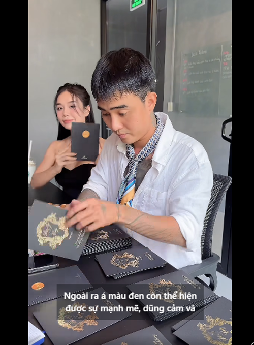 Bảo Ngọc cho biết: "Tôi muốn mọi thứ trong đám cưới của tôi phải theo ý mình. Ý nghĩa của thiệp cưới màu đen là sự sang trọng, tinh tế, hiện đại, mạnh mẽ, dũng cảm. Nó giống như câu chuyện tình yêu của chúng tôi. Cả hai sẵn sàng đương đầu thử thách để có được niềm hạnh phúc như hiện tại". Ảnh: FB Bảo Ngọc.