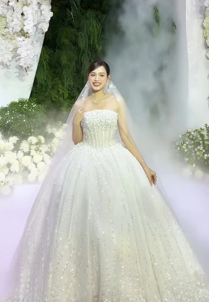 Không gian đám cưới của Hoa hậu Đỗ Thị Hà và doanh nhân Viết Vương ngập tràn hoa tươi, lấy ý tưởng từ khu vườn châu Âu. Ảnh: Saostar.