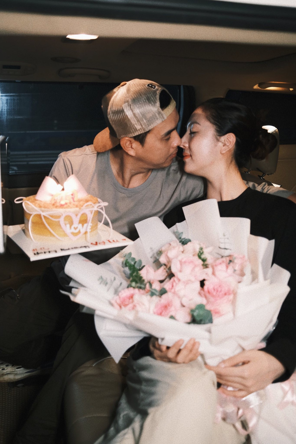 Cặp đôi cũng không quên kỷ niệm những dịp đặc biệt theo cách riêng. Dịp sinh nhật Tuệ Như, Hồ Quang Hiếu bí mật tổ chức ngay trong xe hơi. Ảnh: FB Tuệ Như.