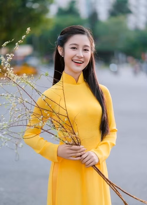 Chị Kiều Oanh - mẹ của Bảo Ngọc chia sẻ trên Phụ Nữ Việt Nam, Bảo Ngọc tập trung đi học, chỉ khi nào nghỉ hè, rảnh rỗi thì mới hoạt động nghệ thuật. Ảnh: FB Bảo Ngọc.