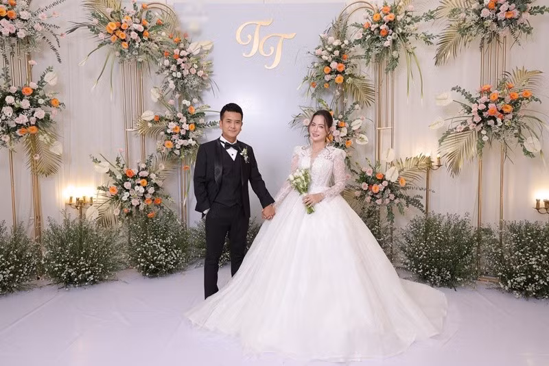 Khi Hùng Thuận chuyển hướng từ nghệ thuật sang lĩnh vực kinh doanh, Tuệ Tâm là người luôn âm thầm ủng hộ và sát cánh cùng anh vượt qua những bước ngoặt quan trọng. Ảnh: FB Hùng Thuận.