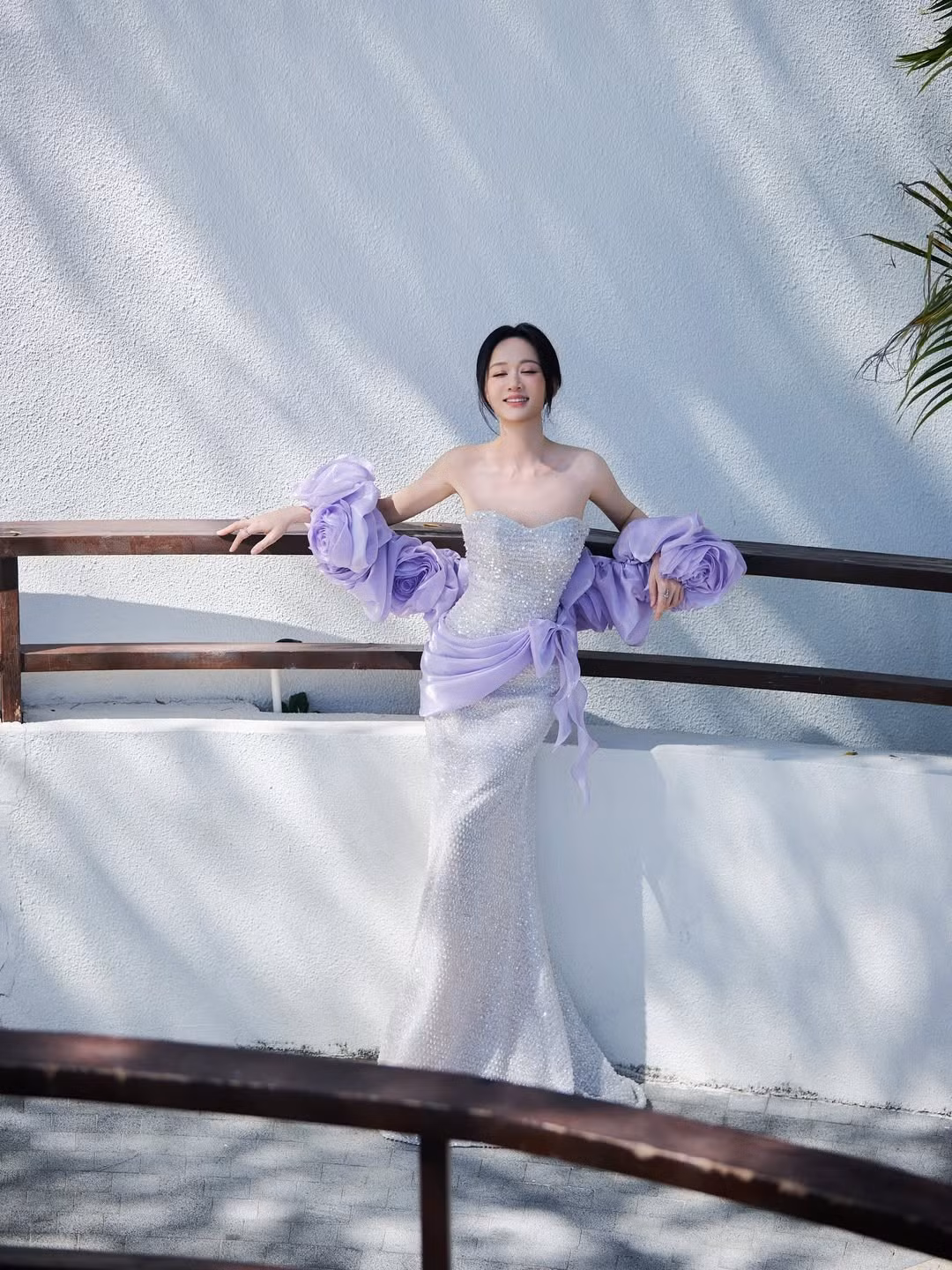 Lối trang điểm tông hồng đào nhẹ nhàng, tự nhiên giúp tôn lên làn da trắng mịn màng của Trần Kiều Ân.