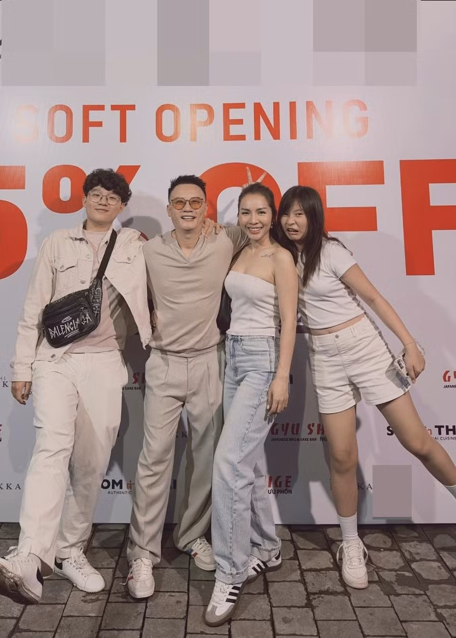 Thanh Thảo và Hoàng Bách vẫn giữ được mối quan hệ lãng mạn sau 21 năm gắn bó. “Từ lúc về chung nhà, chúng mình không có cái gì riêng, nên những ngày kỷ niệm quà tặng cho nhau chỉ là cái ôm, cái hôn vào mỗi sáng thức giấc”, Thanh Thảo chia sẻ. Ảnh: FB Thanh Thảo.